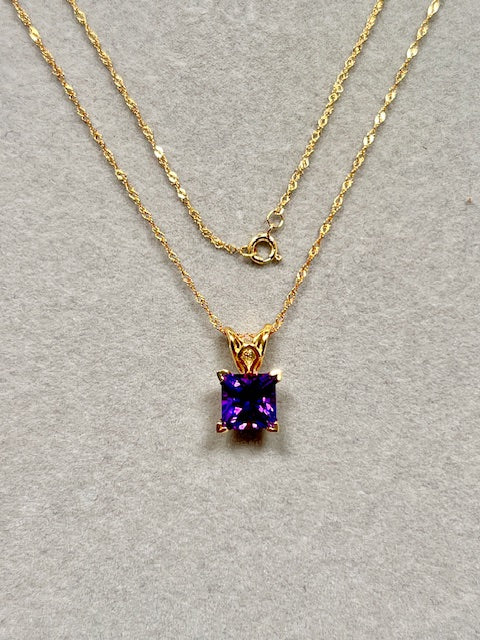 1.40-1.75 Ct Princess Cut Amethyst Pendant in 14K Yellow Gold – AAA Quality Solitaire Scroll Design with 18 Inch Chain