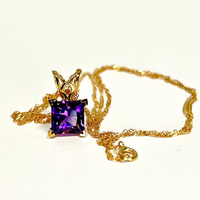 1.40-1.75 Ct Princess Cut Amethyst Pendant in 14K Yellow Gold – AAA Quality Solitaire Scroll Design with 18 Inch Chain