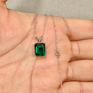 Emerald-cut lab created green emerald pendant in solid 14K white gold with four-prong solitaire setting.
11x9 mm AAA gemstone paired with an 18 inch Singapore chain for womens jewelry searches.