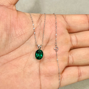 Oval Russian lab emerald pendant in 14K white gold
Medium-dark green stone with smooth prong-set finish
Balanced solitaire scale on a fine Singapore chain 