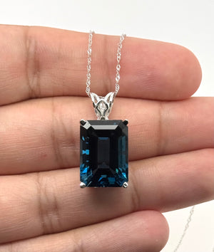 An elegant and  beautiful necklace for her  showcasing the beauty of craftmanship