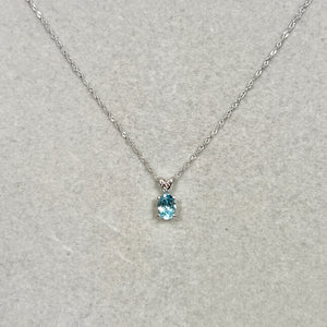 0.52–0.78 Cts AAA Oval Aquamarine Solitaire Scroll Pendant 7x5 mm 18K White Gold – 18” Chain