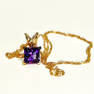 1.40-1.75 Ct Princess Cut Amethyst Pendant in 14K Yellow Gold – AAA Quality Solitaire Scroll Design with 18 Inch Chain