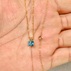 0.80–1.00 Cts AAA Princess Swiss Blue Topaz Scroll Solitaire Pendant 14K Yellow Gold – 18” Chain