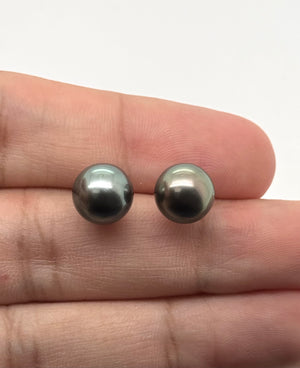 Side view of 18K white gold pearl earring post and secure push-back craftsmanship 