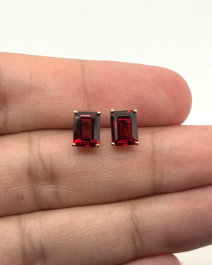 Four-prong 14K yellow gold setting showing detailed gemstone craftsmanship