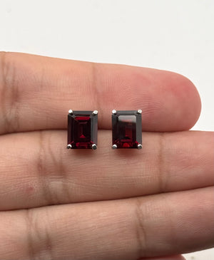 14K white gold earring back and four-prong setting showing polished craftsmanship 