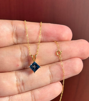 1.14-1.31 Ct Princess London Blue Topaz Pendant 6mm in 14K Yellow Gold – AA Solitaire Necklace with 18-Inch Gold Chain