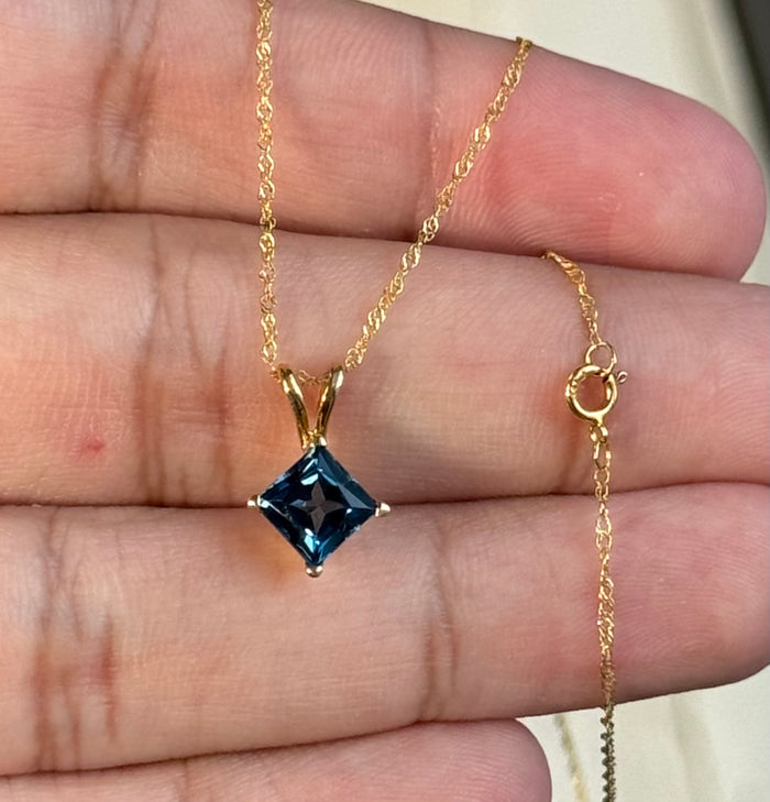 1.14-1.31 Ct Princess London Blue Topaz Pendant 6mm in 14K Yellow Gold – AA Solitaire Necklace with 18-Inch Gold Chain