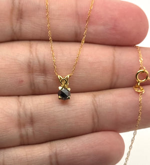 Side view of scroll solitaire setting in polished 18K yellow gold with fine craftsmanship details 