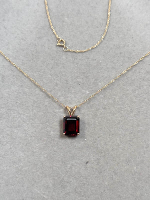 3.24–4.10 Cts AAA Emerald-Cut Garnet Solitaire Pendant 14K Yellow Gold – 18” Chain
