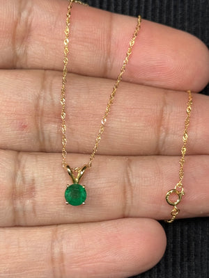 natural emerald solitaire pendant in 18k yellow gold with round green gemstone