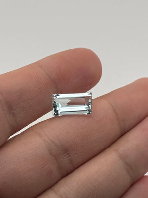 natural aquamarine baguette cut 4.05 carat gemstone
