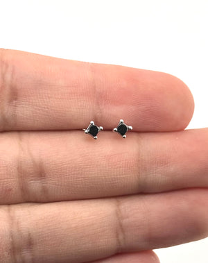 Side view of four-prong 18K white gold setting showing the stud profile and secure stone placement 