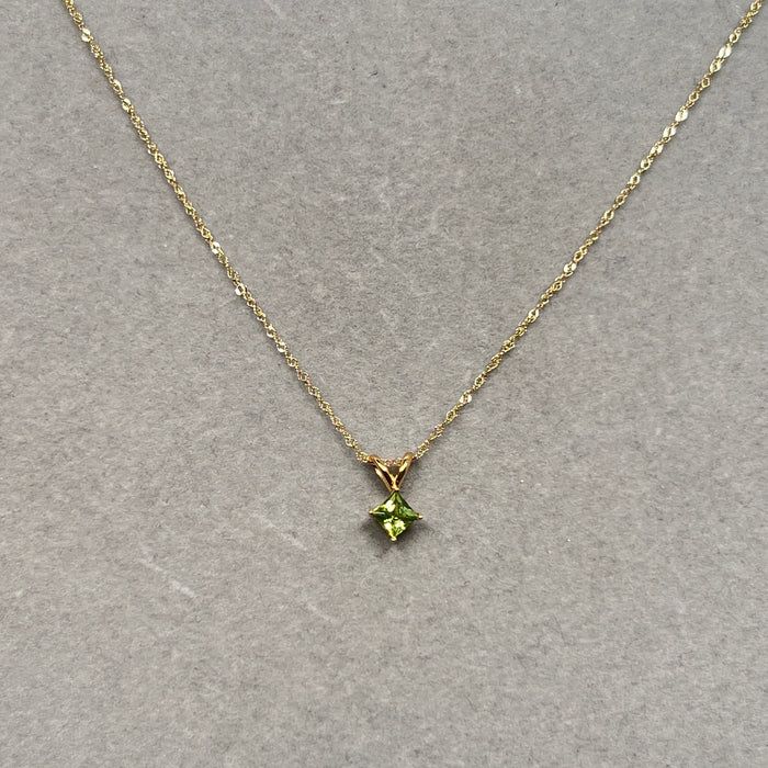 0.30–0.50 Cts Peridot Solitaire Pendant in 14K Yellow Gold | Natural Round Peridot Necklace, August Birthstone Jewelry, Dainty Gold Pendant