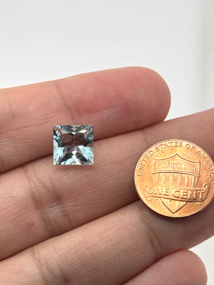 Aquamarine princess cut 2.87 ct square blue gemstone close-up