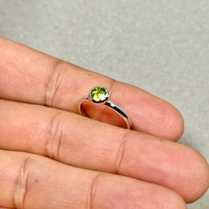 Peridot Solitaire Ring 14K White Gold Round AA Peridot Ring Bezel Set Minimalist Engagement Ring August Birthstone Jewelry (Ring size-6.5)