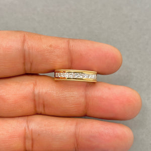 18K yellow gold princess cut diamond wedding band with milgrain detailing, featuring 0.70–0.75 carat total weight natural diamonds in a sleek channel setting. Elegant ring with eight square diamonds, SI clarity and warm color tone, perfect for bridal wear, stacking, or timeless everyday luxury jewelry. 