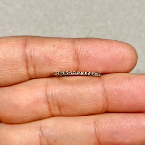 Side profile of 10K white gold prong setting highlighting expert craftsmanship 