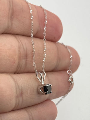 side view of prong setting in white gold