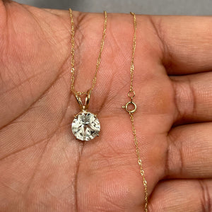 Texas Star cut green amethyst pendant in 14K yellow gold, featuring a 9 mm AA quality gemstone with soft light green brilliance. Set in a prong setting for maximum sparkle, this elegant solitaire necklace includes an 18 inch Singapore chain, offering a refined and modern jewellery piece for women, perfect for everyday wear or subtle statement styling. 