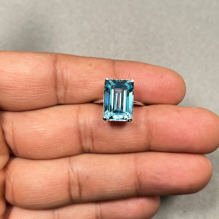 8.50–9.00 Ct 14x10 mm AAA Emerald Sky Blue Topaz Solitaire Ring in 14K White Gold Size 8