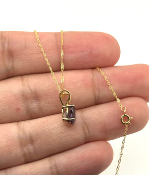 1.00–1.97 Ct 8x6mm AAA Oval Lab-Created Alexandrite Solitaire Pendant in 14K Yellow Gold