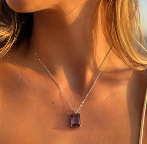 Elegant necklace with lot of charm and a minimalist approach